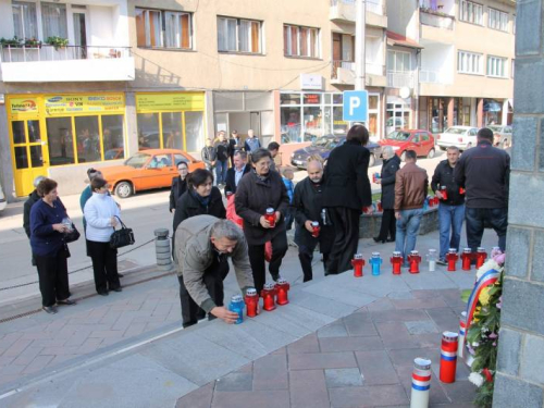 Povodom Svih svetih u Prozoru zapaljene svijeće za poginule i preminule branitelje