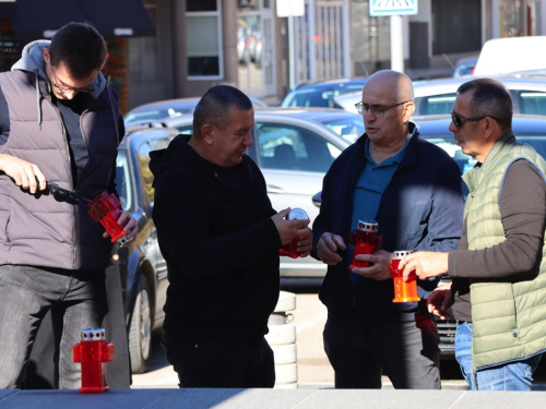 FOTO: Svi sveti - U Prozoru zapaljene svijeće za poginule i preminule branitelje
