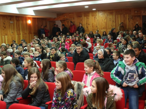 FOTO: Sv. Nikola i ove godine razveselio djecu u župi Rama Šćit