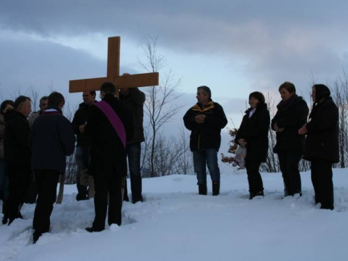 FOTO: Vlč. Ivan Karača predvodio Križni put na Uzdolu