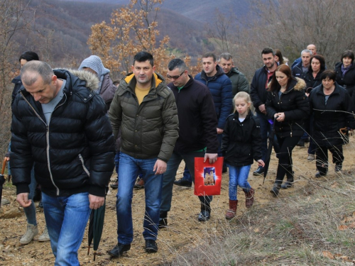 FOTO: Vlč. Ljubo Zadrić predvodio križni put na Uzdolu