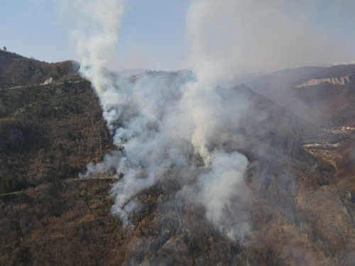 FOTO/VIDEO: Ugašen požar koji je prijetio objektu HE Rama