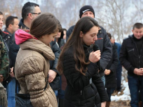 FOTO: Vlč. Ivan Karača predvodio Križni put na Uzdolu