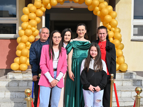 FOTO/VIDEO: Uskoplje ispratilo 63 maturanta, među njima i 9 iz Rame
