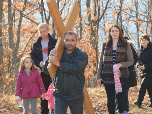 FOTO: Vlč. Stipo Knežević predvodio križni put na Uzdolu