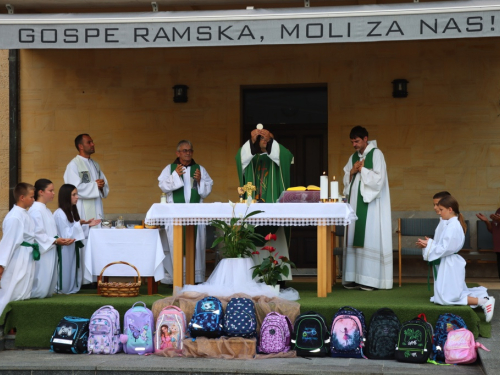 FOTO: Započela trodnevnica na Šćitu uoči Male Gospe, prvi dan posvećen školarcima