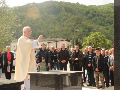 FOTO: Otkriveno i blagoslovljeno spomen obilježje na Lugu