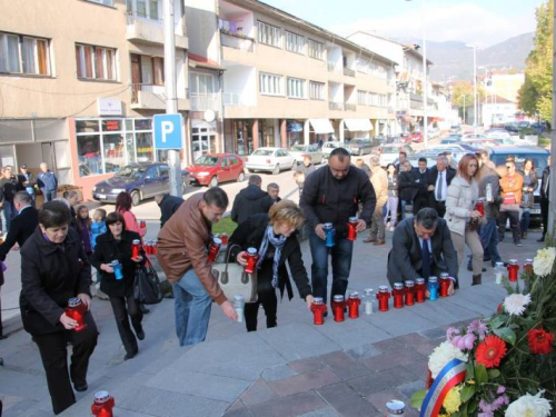 Povodom Svih svetih u Prozoru zapaljene svijeće za poginule i preminule branitelje