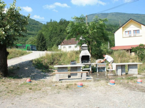 FOTO: Akcija čišćenja odmorišta i plaže na Gračacu