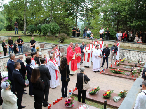 FOTO: Obilježena 32. obljetnica stradanja Hrvata na Uzdolu
