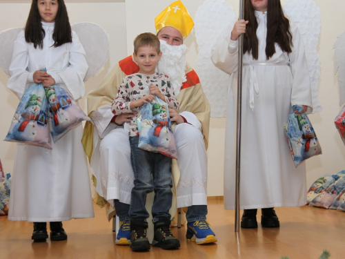 FOTO: Sveti Nikola razveselio najmlađe u župi Rumboci