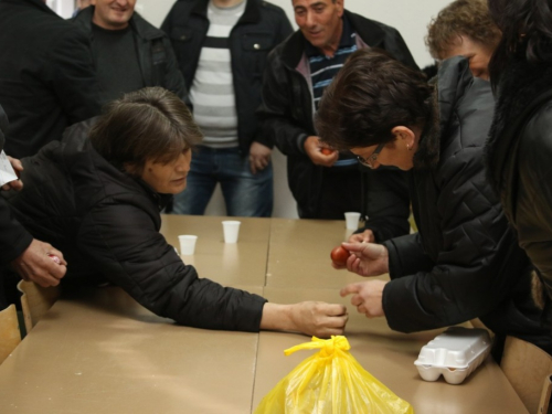 FOTO/VIDEO: Na Orašcu održan turnir u tucanju jaja