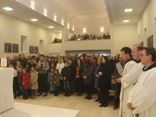 FOTO: Posveta novoga oltara i blagoslov obnovljene crkve u župi Gračac