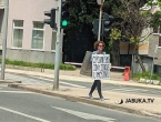 Mostar: Žena šetala s natpisom u kojem tvrdi da su ljudi čipirani od Katoličke crkve