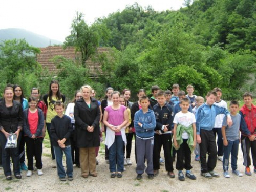 FOTO: OŠ Ivana Mažuranića Gračac u akciji "Let's do it - očistimo zemlju za jedan dan"