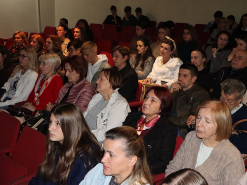 FOTO: U Prozoru izvedena ''Čaša'': Predstava o Bosni i dilemi odlaska i ostanka