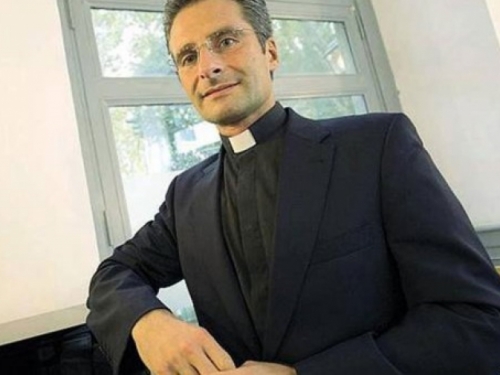 Smijenjen svećenik koji je priznao da je homoseksualac