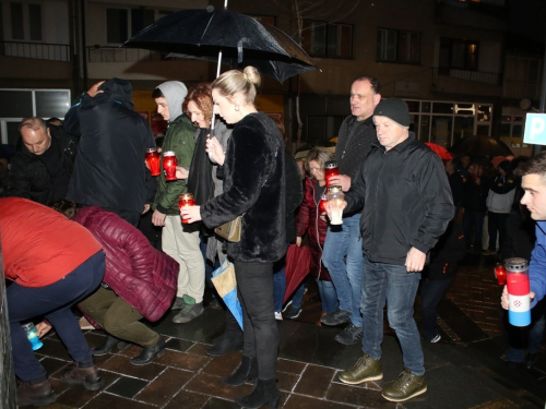 FOTO: Paljenjem svijeća u Prozoru odana počast Anti Pavloviću