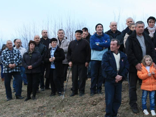 FOTO: Vlč. mr. Pero Brajko predvodio Križni put na Uzdolu