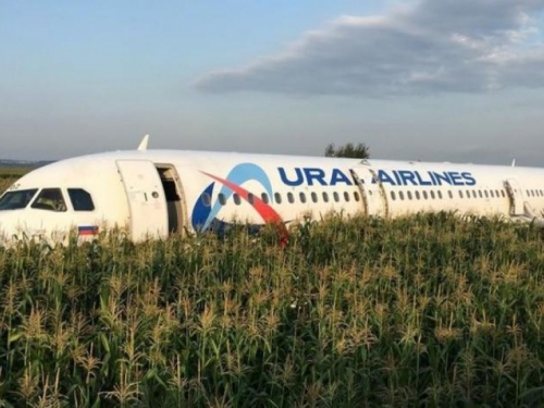 Čudo kod Moskve: Avion s 233 putnika udario u jato ptica pa sletio u polje kukuruza