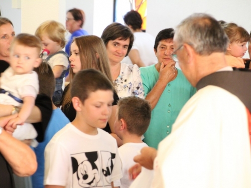 FOTO: Blagoslov djece u crkvi sv. Ane u Podboru
