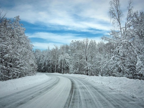 U BiH otežan promet zbog snijega, oprez na poledicu i odrone