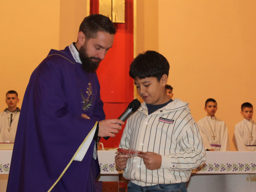 FOTO: Predstavljanje budućih prvopričesnika u župi Prozor