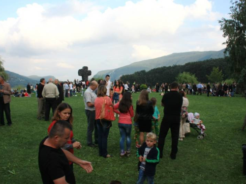 FOTO: Više tisuća vjernika na misi "Uočnici" na Šćitu