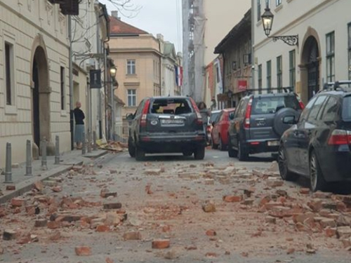 FOTO/VIDEO: Strašan potres u Zagrebu: Rušili se zidovi, dijelovi bez struje, otpao vrh katedrale