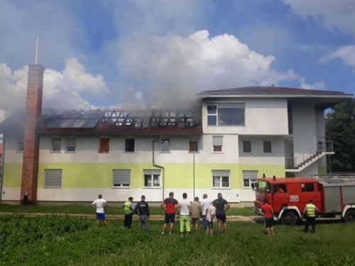 U Sanskom Mostu gori starački dom, u tijeku je borba s vatrenom stihijom