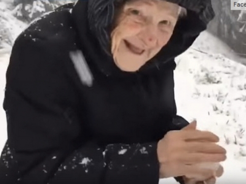 Ima 101 godinu, a snijegu se veseli kao dijete