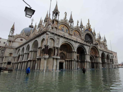 Sol dodaje na venecijansku ranu