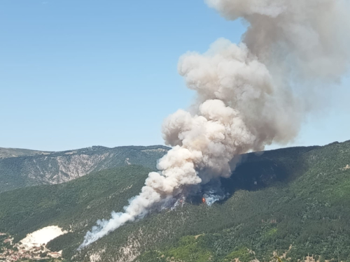 VIDEO: Veliki požar iznad Podbora: Vjetar otežava gašenje nepristupačnog terena