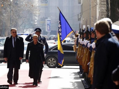 Predsjednica RH svečano dočekana u Sarajevu