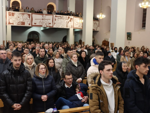 FOTO: Polnoćka u crkvi Uznesenja Blažene Djevice Marije na Šćitu