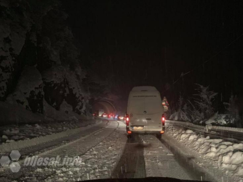 Muškarac preminuo u koloni u Donjoj Jablanici