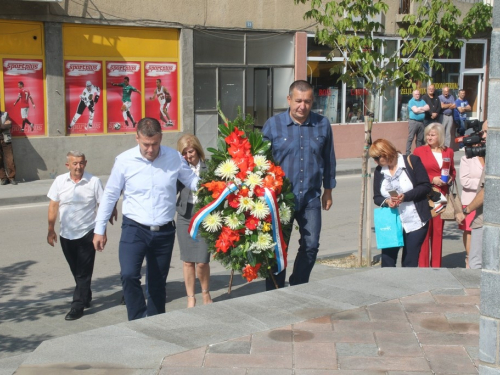 FOTO: Polaganjem vijenaca i svečanom sjednicom započelo obilježavanje Dana općine