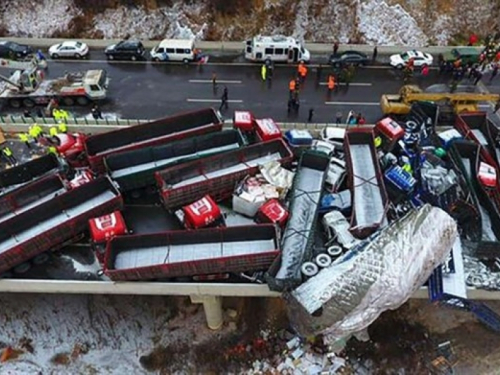 Kina: 17 mrtvih u lančanom sudaru