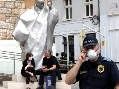 Zaposlenik Veleposlanstva SAD organizator prosvjeda protiv Katoličke crkve u Sarajevu?