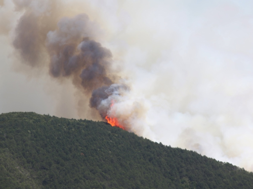 VIDEO: Veliki požar iznad Podbora: Vjetar otežava gašenje nepristupačnog terena