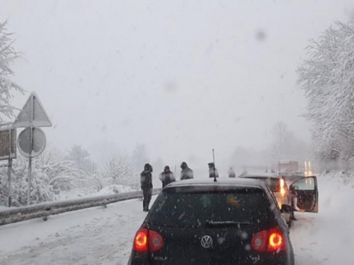 Zbog prometne nesreće obustavljen promet u Gornjoj Bradini