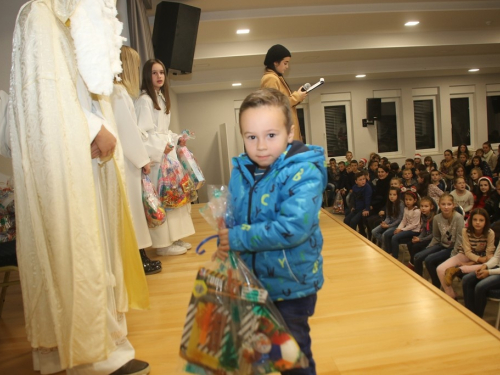 ​FOTO: Sv. Nikola razveselio mališane u Rumbocima