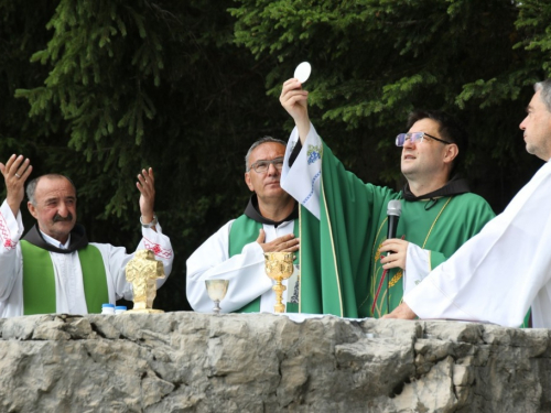 FOTO: Na Vran planini služena misa za poginule duvandžije