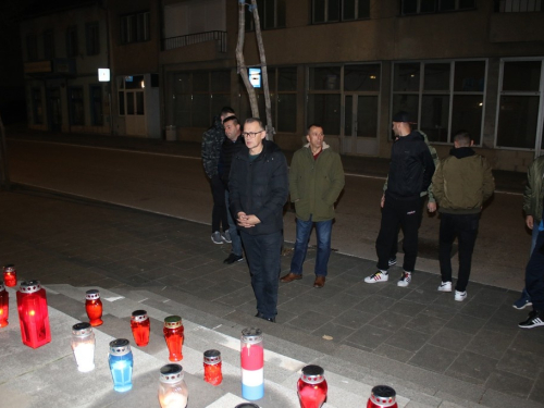 FOTO: U Prozoru upaljene svijeće za žrtve Vukovara i Škabrnje
