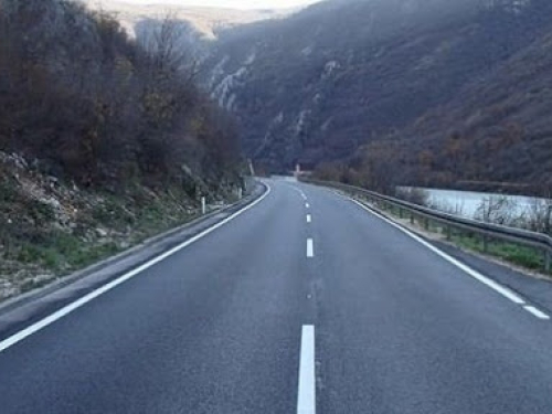 Pretežno suhi kolnici, upozorenje zbog odrona