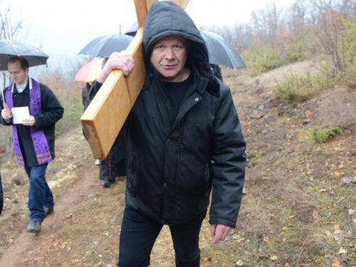 FOTO: Mons. dr. Pero Sudar predvodio misu i Križni put na Uzdolu