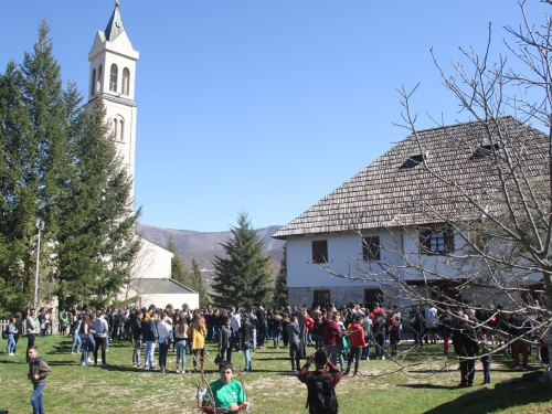 FOTO/VIDEO: Nadbiskupijski križni put mladih na Šćitu