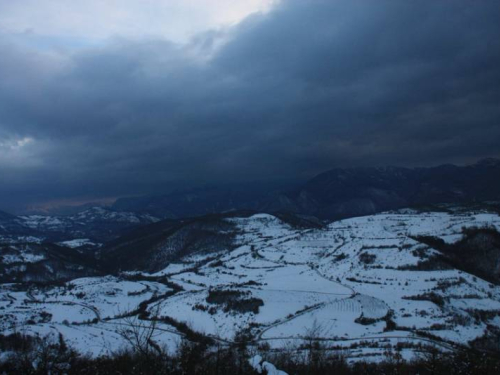 FOTO: Vlč. Ivan Karača predvodio Križni put na Uzdolu