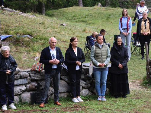 FOTO: Na Vranu služena sv. misa za poginule duvandžije