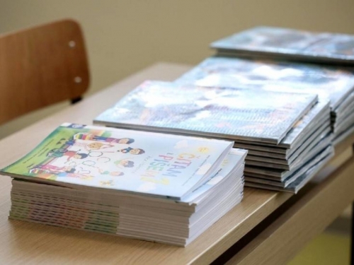 2,6 milijuna KM: Školama prebačen novac za udžbenike